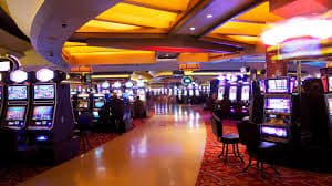 bm398 အွန်လိုင်း စလော့ App မိုဘိုင်းဖုန်းဖြင့် Slots ကစားနေသောမြင်ကွင်း